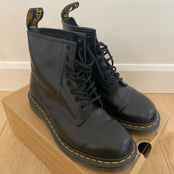 *NEW* Dr. Martens Women’s size 8 - Picture 2 of 9
